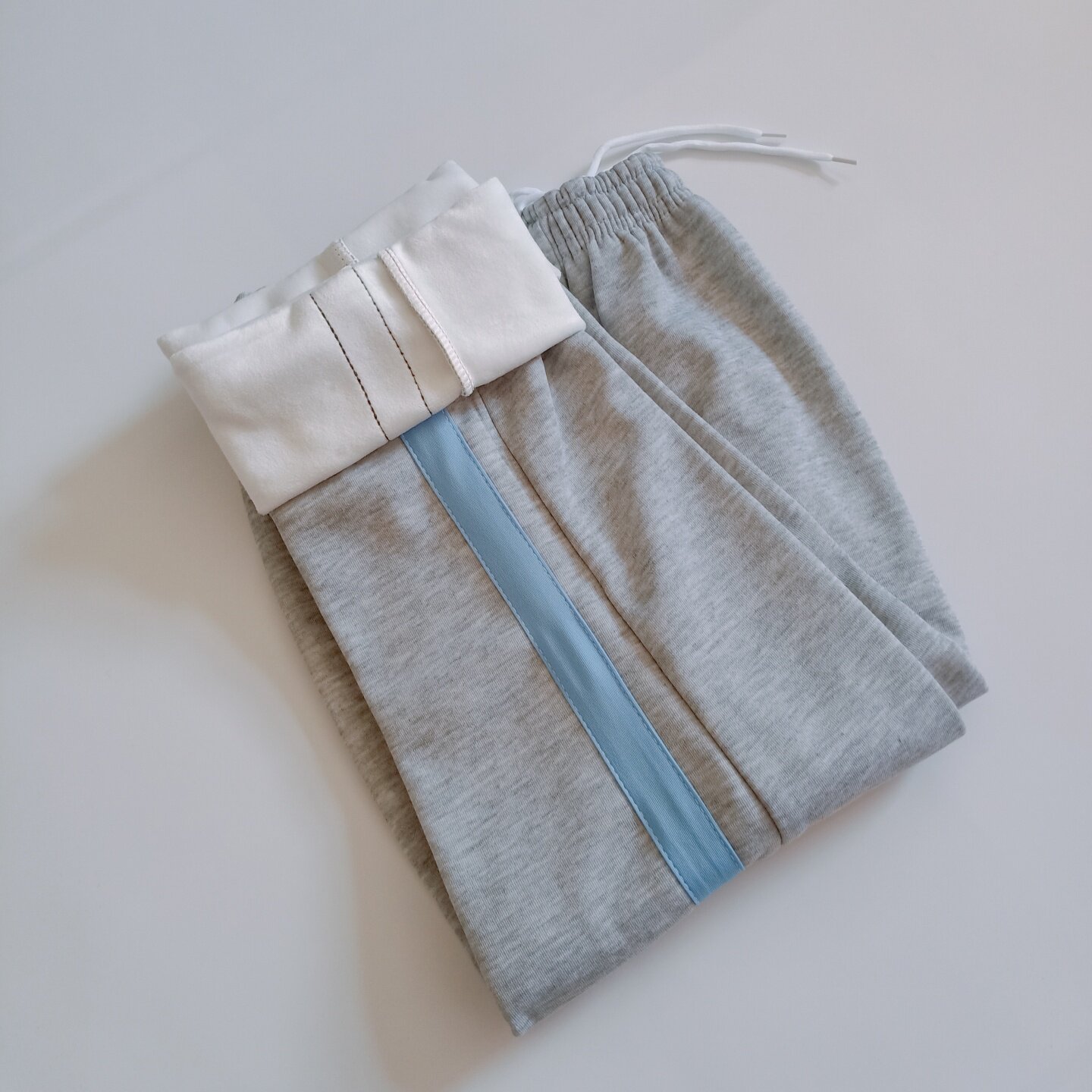 浅灰色冬季加绒浅蓝条宽杠校服裤图片
