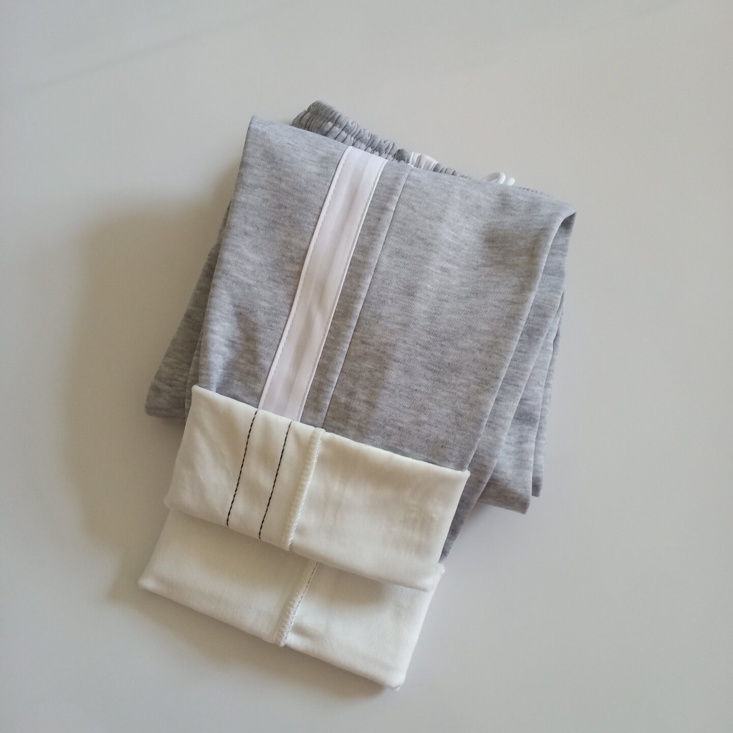 浅灰色校服裤子冬季保暖加绒白边