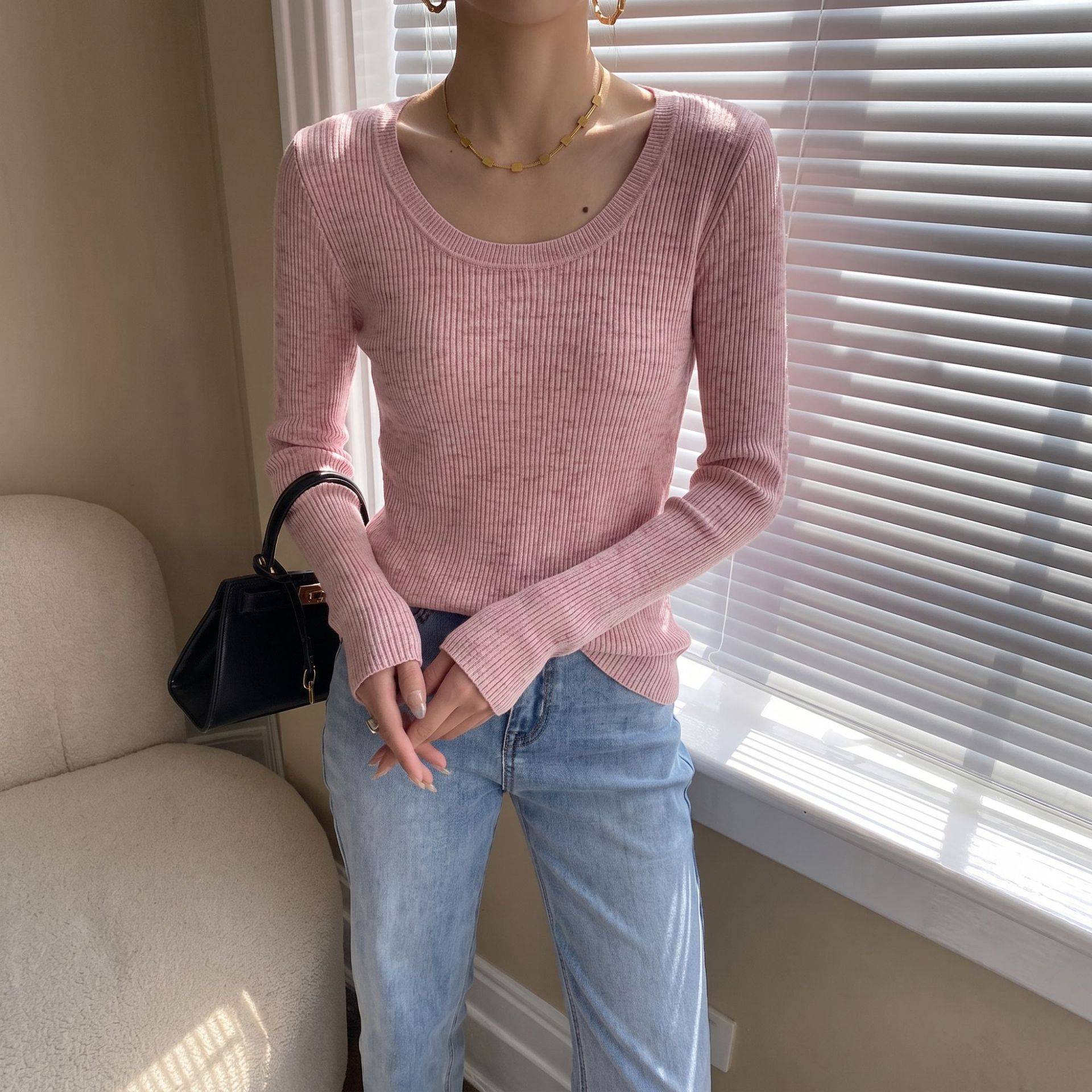 早秋新款羊毛混纺坑条显瘦U领针织打底衫女软糯修身套头毛衣内搭