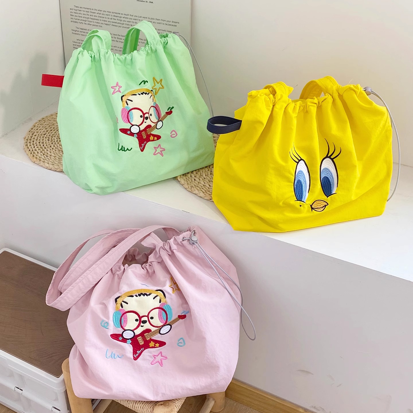 可爱童趣小黄鸟尼龙托特束口包