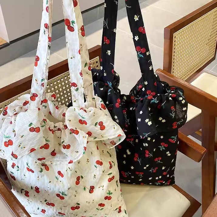 2025流行抽绳水桶包女荷叶包女2025新款潮小众单肩包雪纺樱桃女包