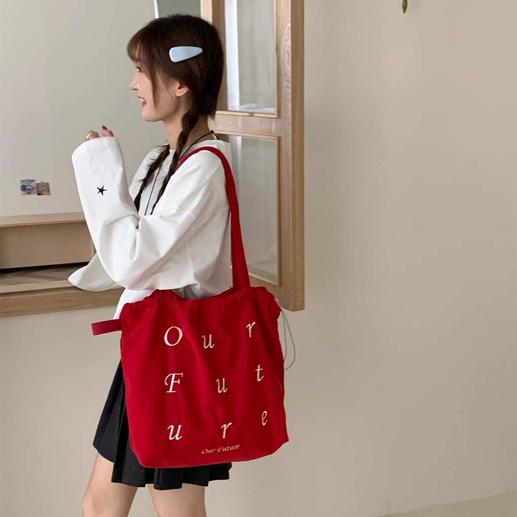 红色灯芯绒刺绣托特包