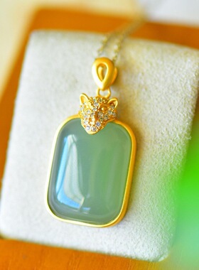 新款豹头碧绿感简约气质超仙平安无事牌吊坠饰品女小众设计百搭女