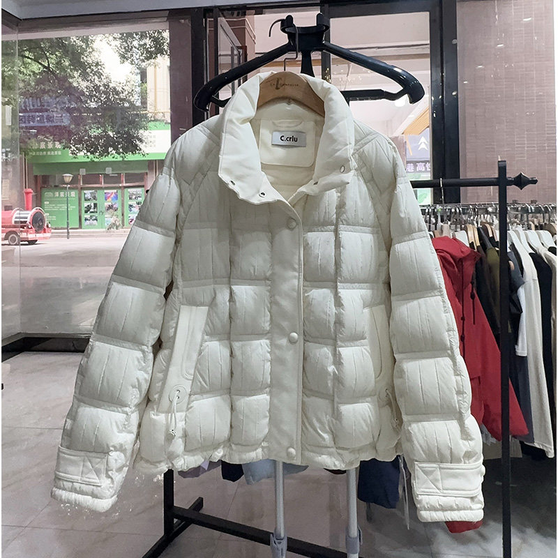 可路莎白色立领压胶短面包羽绒服