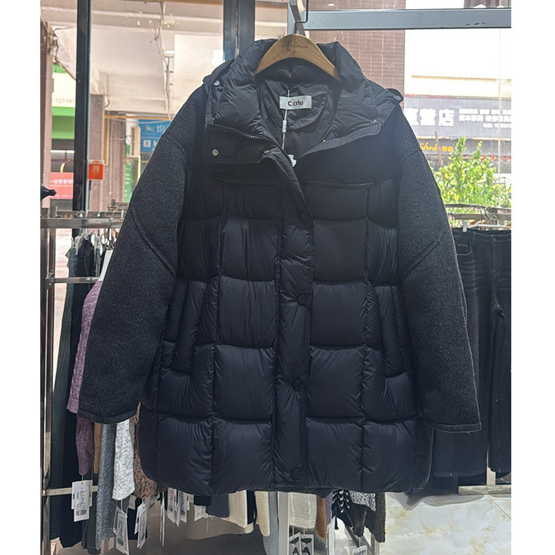可路莎257665时尚轻奢呢料高级感拼接白鸭绒连帽中长款羽绒服女