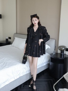 富家千金蝴蝶刺绣西装外套马甲背心百褶半身裙三件套一整套女秋季