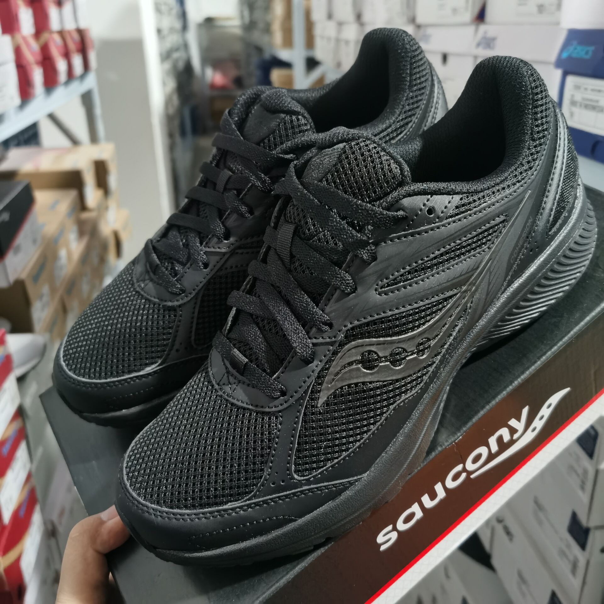 saucony女缓震透气新款跑步鞋