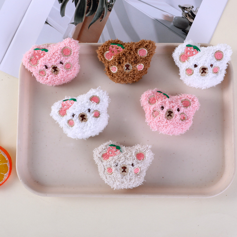 卡通毛绒公仔胸针可爱草莓小熊包包鞋袜别针装饰手腕带玩偶配件