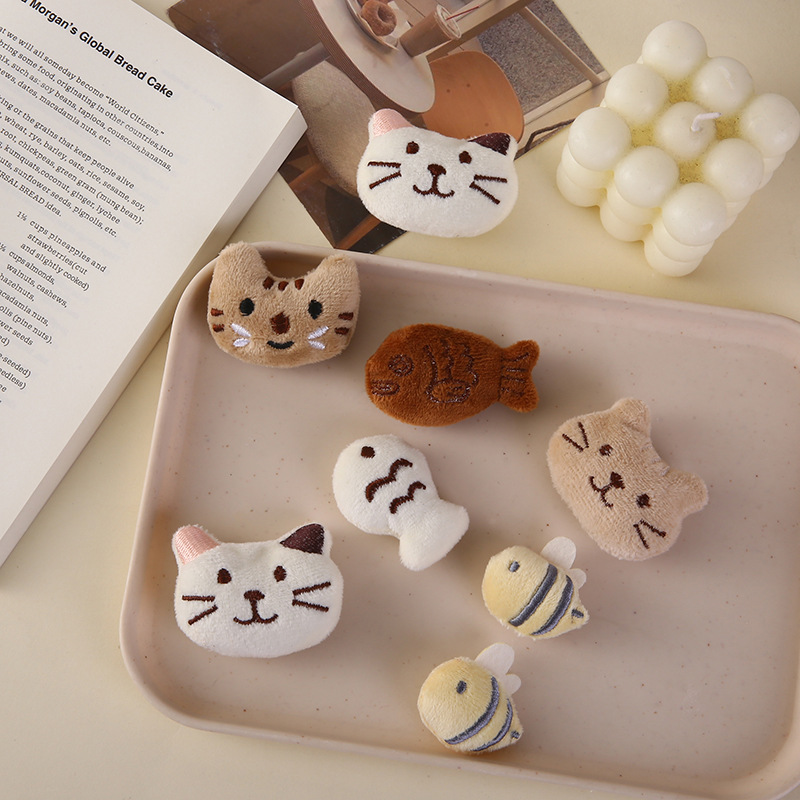 可爱毛绒小猫小鱼胸针头绳发饰DIY配饰卡通猫咪包包服装鞋袜配件