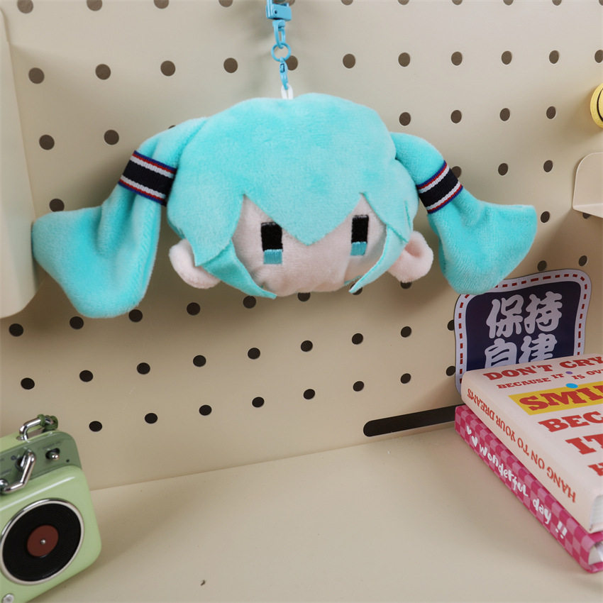 卡通毛绒初音未来吱吱叫书包挂件二次元娃娃痛包装饰胸针钥匙扣图片