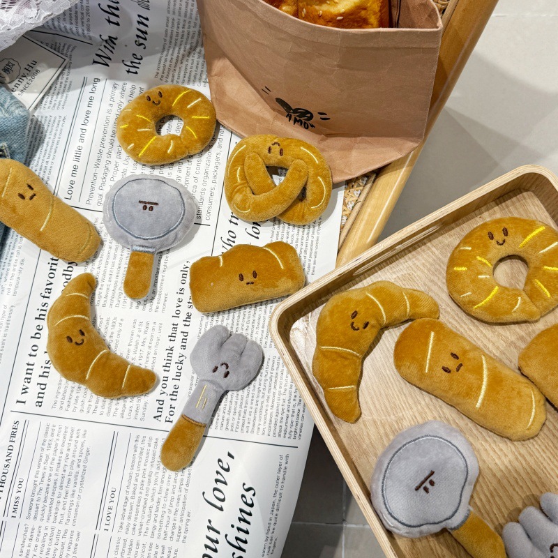 卡通毛绒面包造型可爱甜甜圈牛角包玩偶胸针配饰学生书包装饰辅料