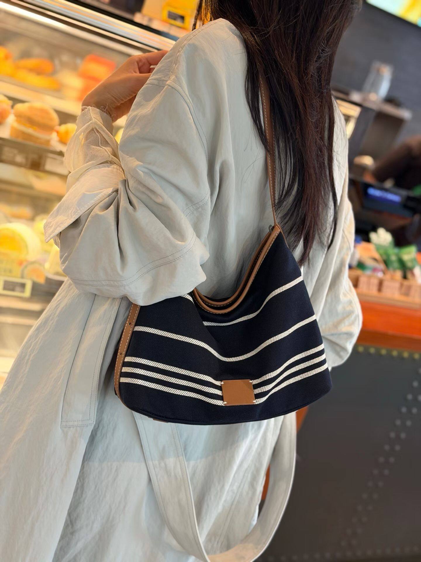 条纹水桶包包女2026新款牛仔布撞色单肩包女包女百搭斜挎包77760