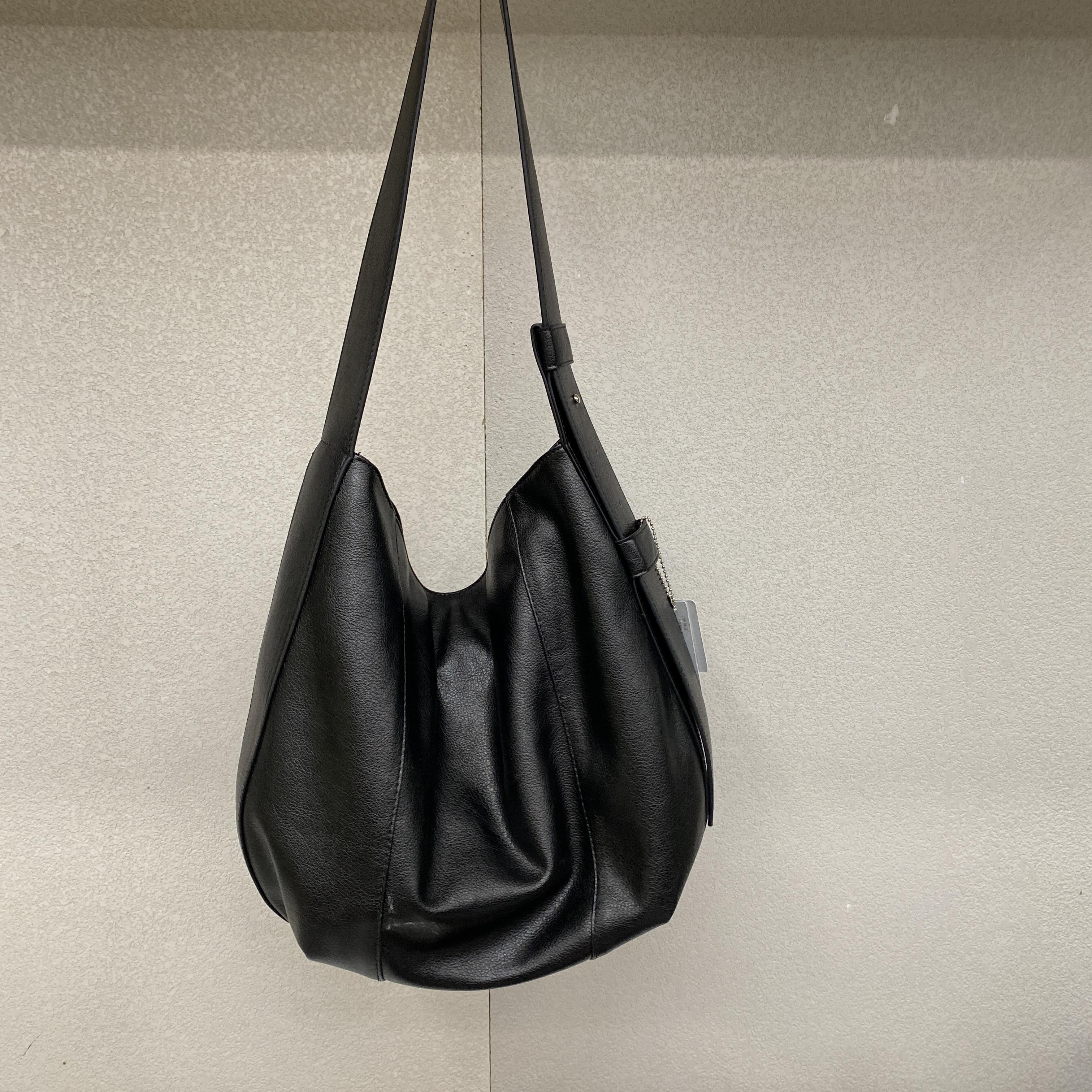 简约大容量斜挎包女包2025新款休闲百搭通勤包水桶包托特包52099