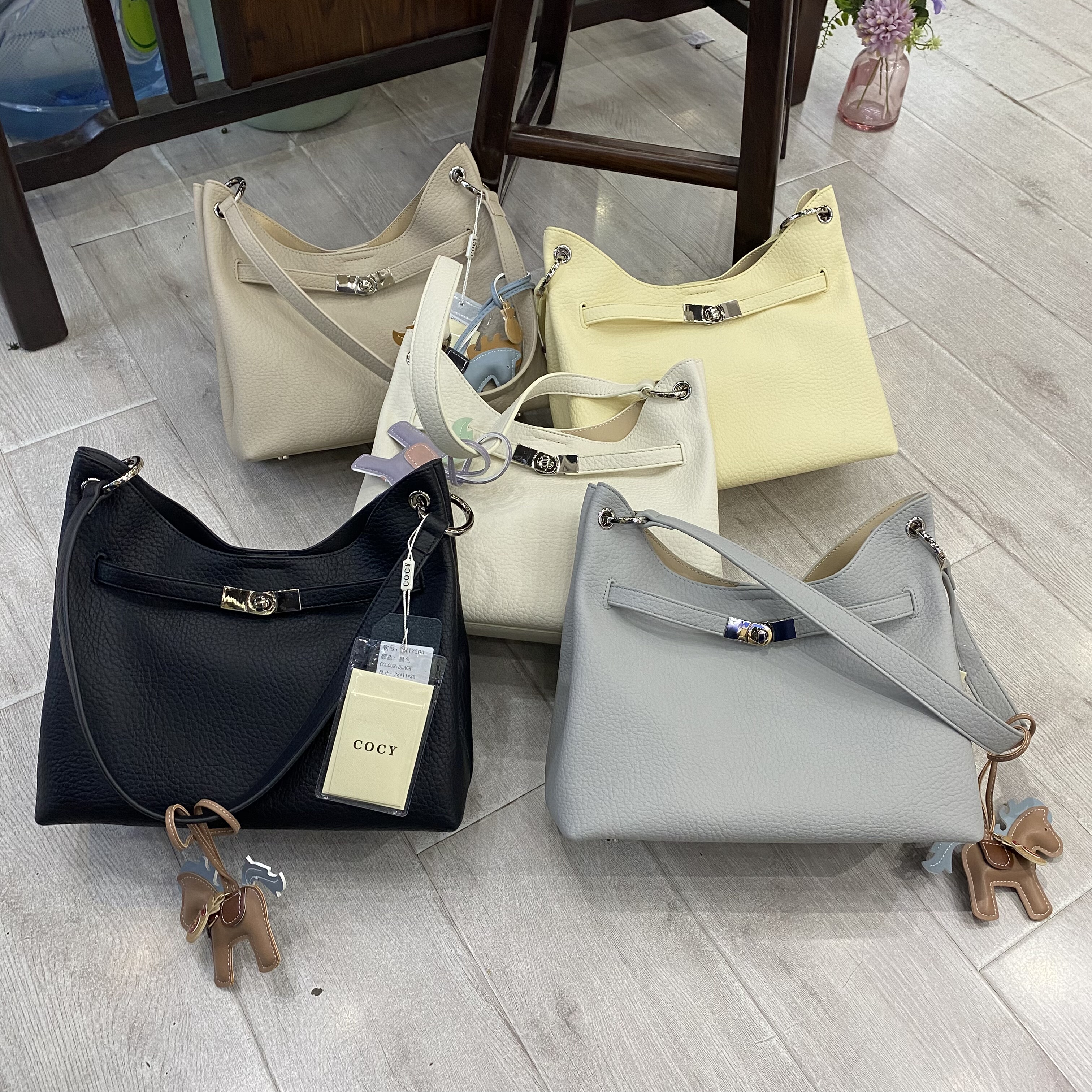 COCY2026新款女包时尚包百搭单肩包腋下包水桶凯莉包斜跨包71256