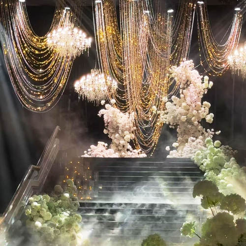 轻奢金色珠链吊顶纱幔酒店婚礼