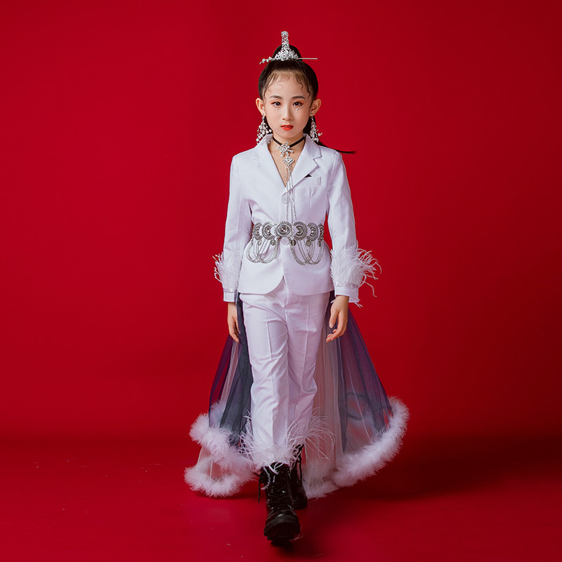 模特走秀演出服白色礼服夸张潮服羽毛西装团队服合唱演出服团购租