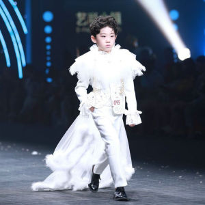 薇设计高端T台总决赛礼服夸张个性羽毛礼服潮服白色西装主持出租