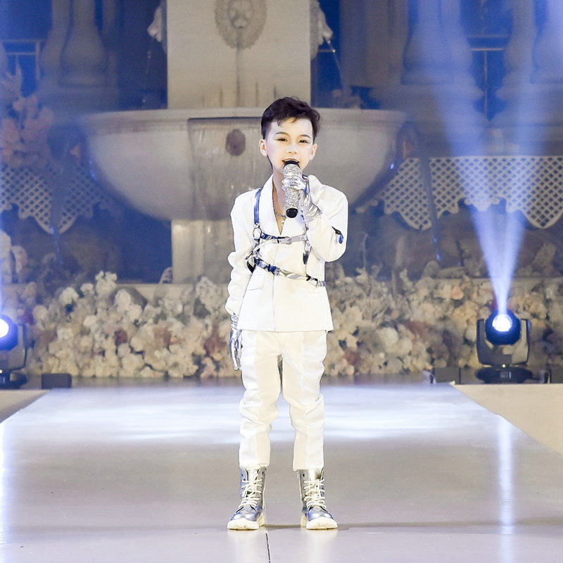 薇设计发布会科技风男女西装潮流时尚演出服歌手生日走秀礼服银色