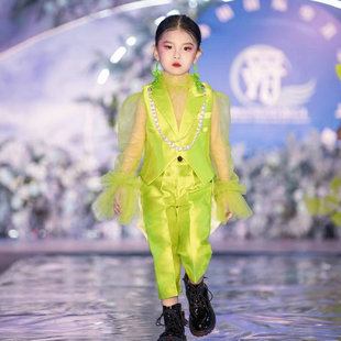 薇设计发布会新款青绿色男女同款模特走秀礼服西装燕尾服夸张仙气