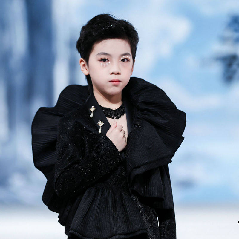 薇设计潮男歌手高端定制2026新款黑色青果领大荷叶西装主持人租赁