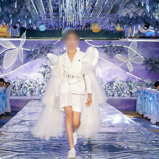 薇设计2024女童时尚 走秀礼服新款 气质夸张白色潮服总决赛主持演出
