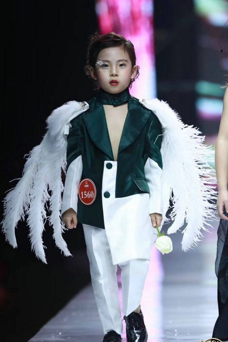 薇设计 高端定制T台总决赛礼服潮流时尚拆卸夸张羽毛男童潮服出租