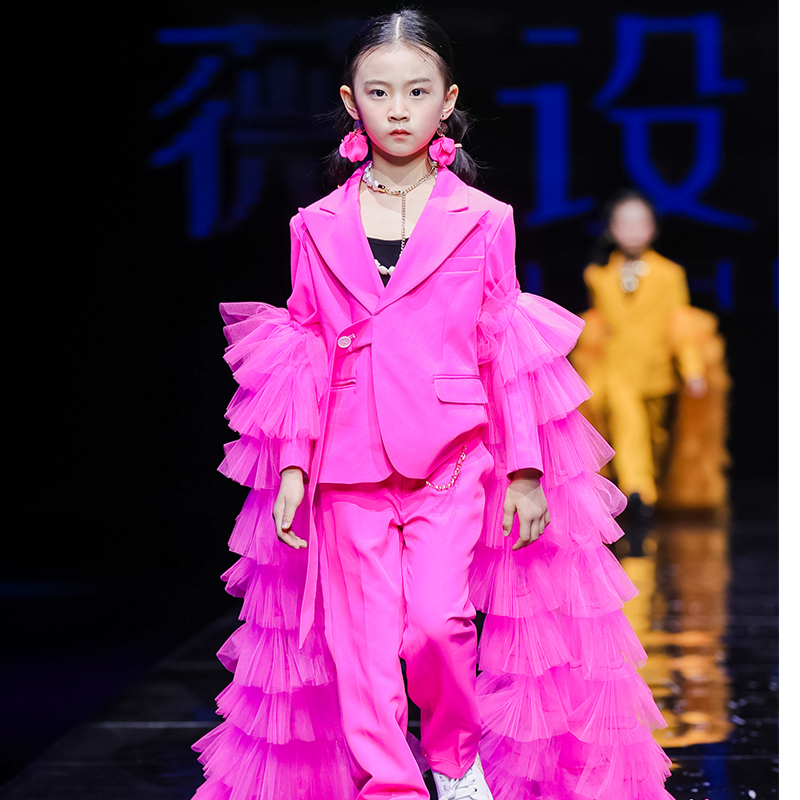 薇设计时装周秀场款模特玫瑰红西装夸张礼服演出服时尚气质潮流租