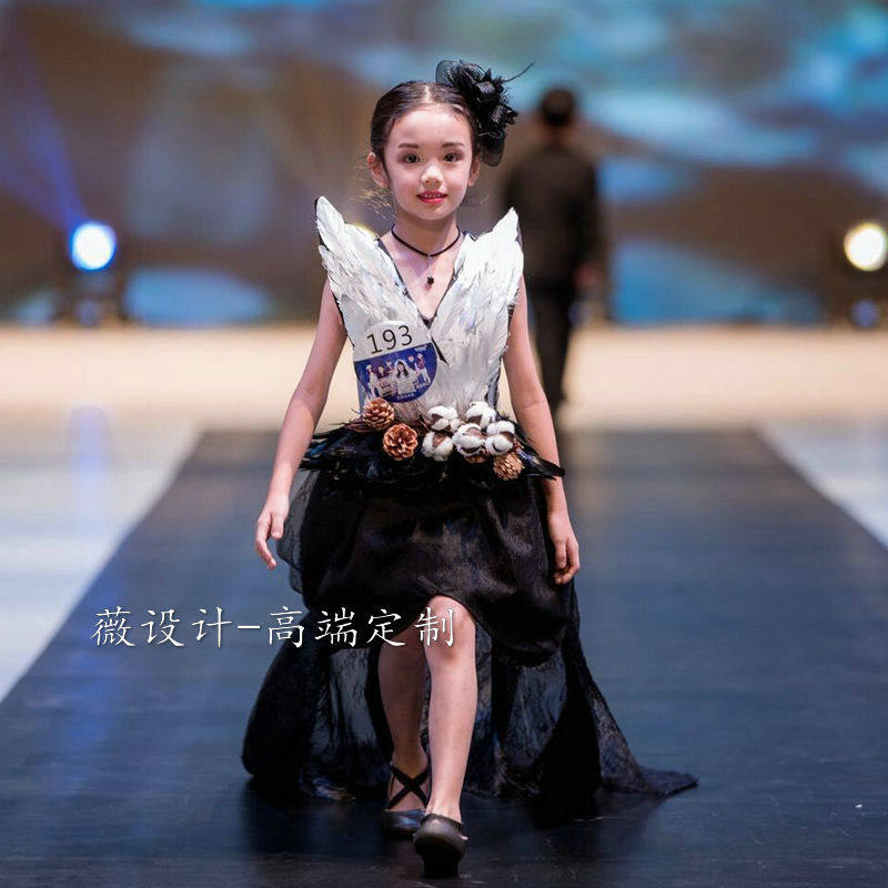设计t台总决赛黑色羽毛儿童礼服