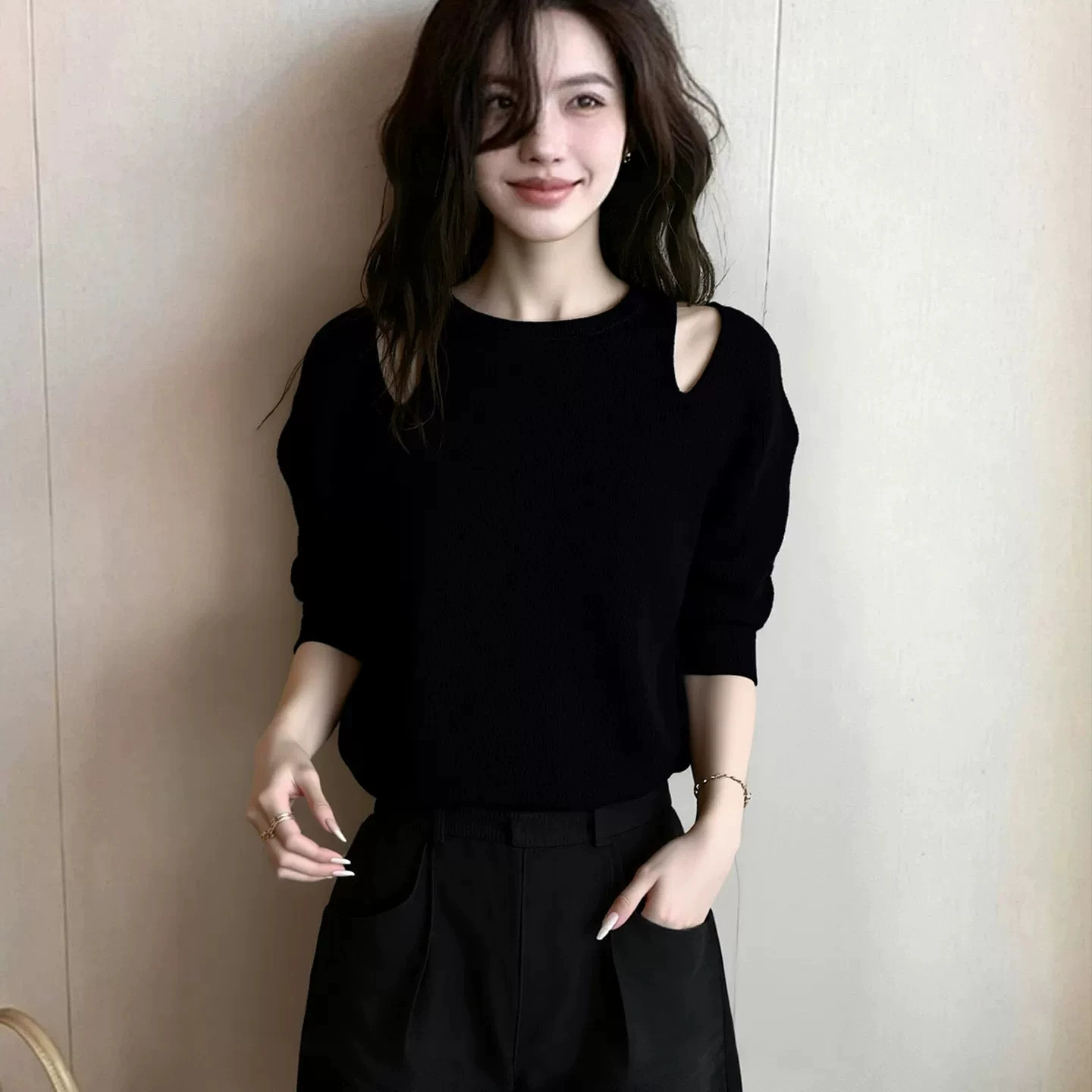 设计感露肩五分袖针织上衣女2026新款黑色气质百搭通勤风显瘦内搭