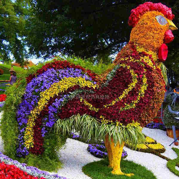 仿真绿雕大红公鸡落地摆示公园后花园假植物装饰人造绿雕大红公鸡