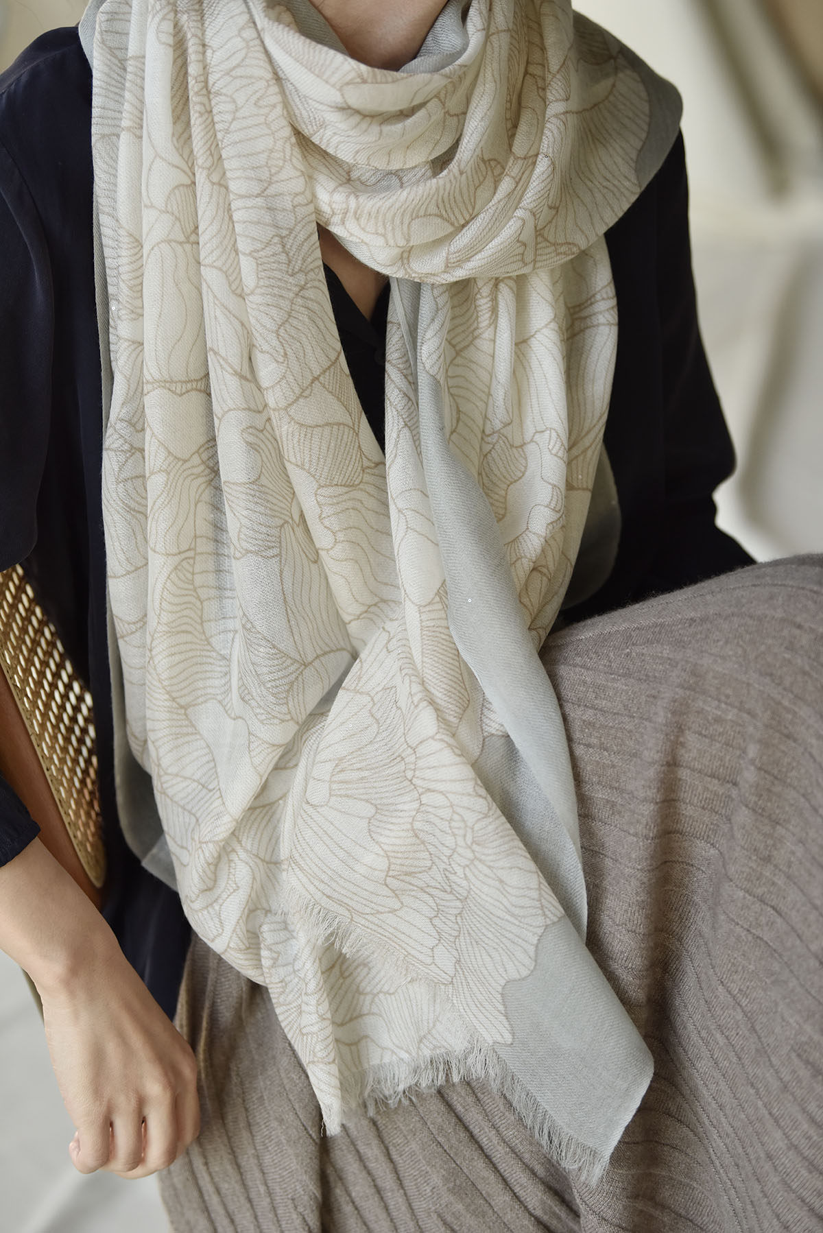 apc开司米 意式百搭长款雅致印花亮片精薄散须纯羊绒披肩围巾两用