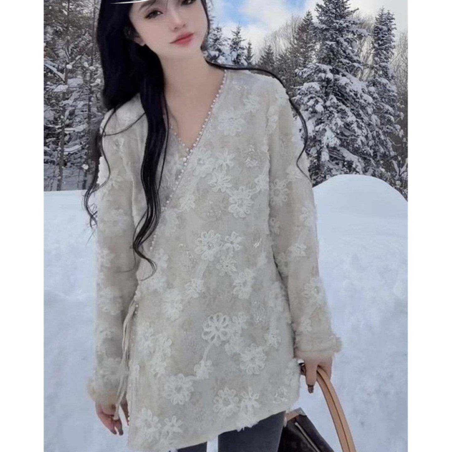 香港冬季新款加绒蕾丝小衫女欧货名媛淑女重工刺绣V领中长打底衫