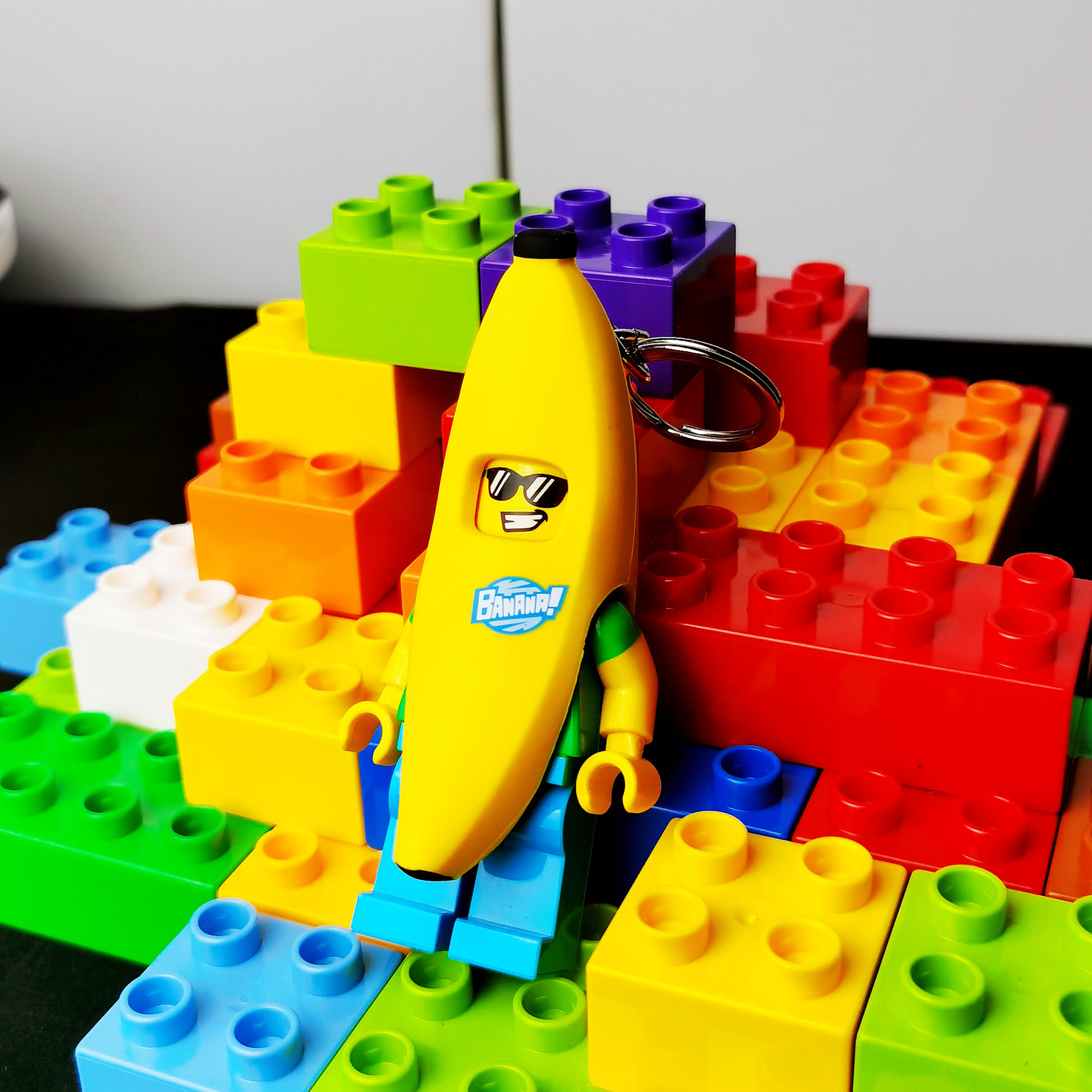 正版LEGO乐高乐园同款香蕉人Bananaman网红LED发光汽车钥匙扣挂件