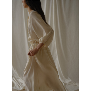 commuse 晨光漫褶 设计感打条压褶灯笼袖 收腰连衣裙女 memory