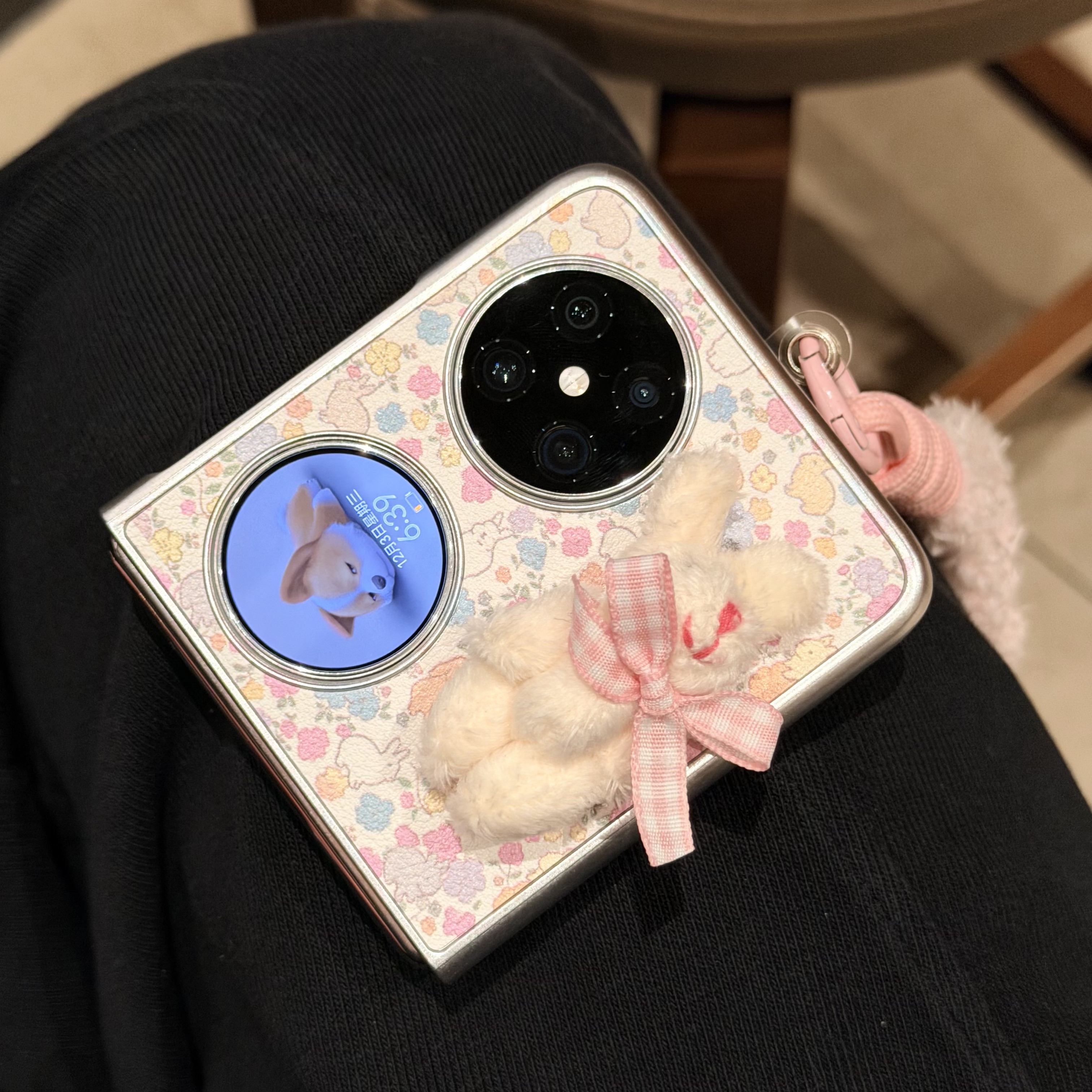 可爱碎花兔适用华为Pokcet2手机壳新款purax典藏版卡通小米mixflip2折叠屏三星zflip6/7FE外壳毛绒手提挂绳女