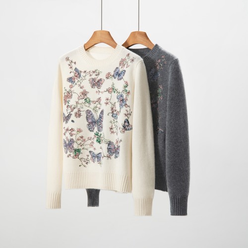 高级感蝴蝶绣花100%纯山羊绒衫女圆领秋冬新款宽松毛衣时尚针织衫