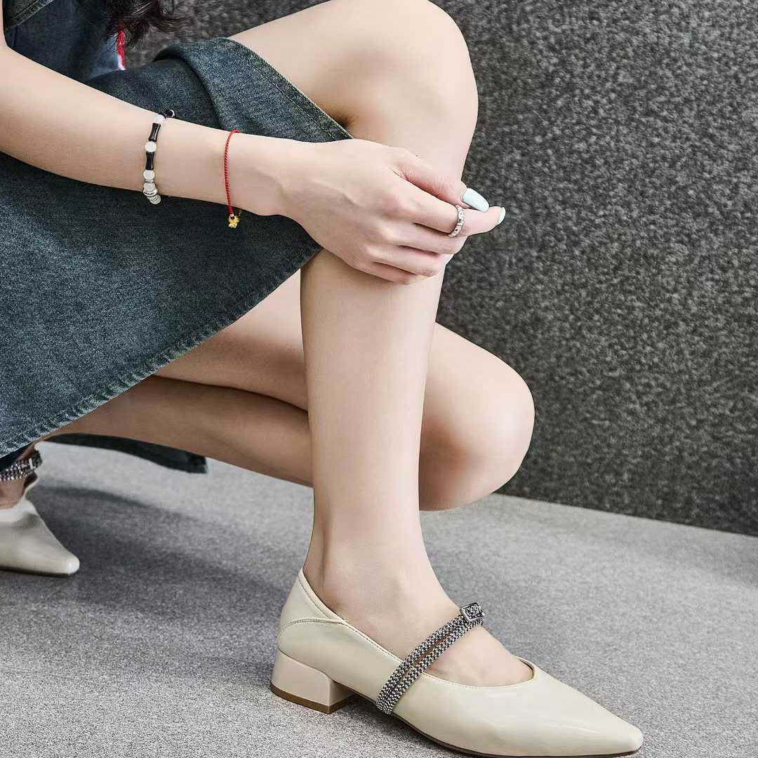 卡晶妮软低跟尖头女鞋2025春新款25228软皮金属珠一字双带扣单鞋