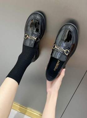 浦发女鞋2023春款软漆皮小皮鞋17018低跟圆头亮光中口金色扣单鞋