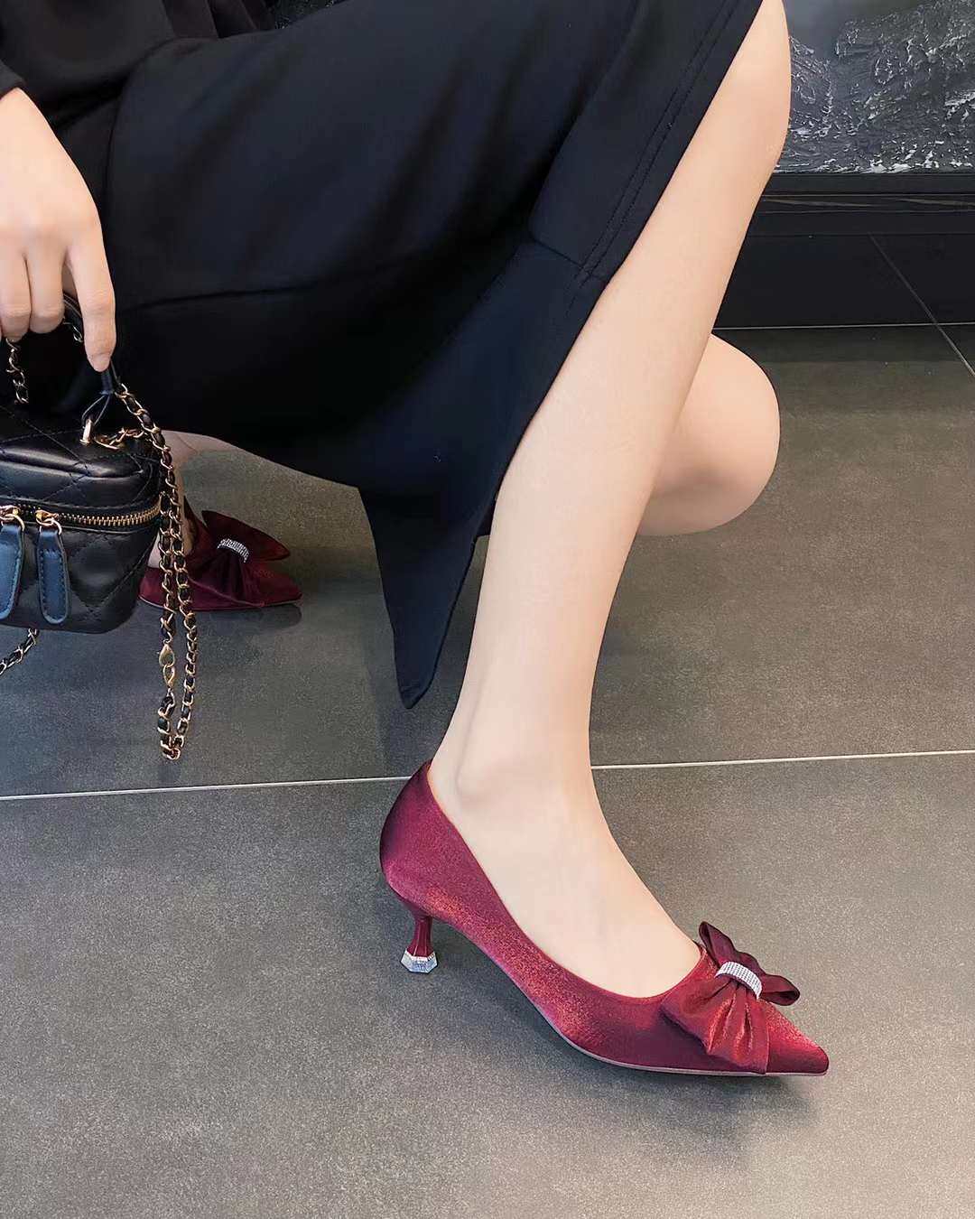 巨日绸缎面中跟细跟单鞋2023春季新款2410164尖头蝴蝶结闪亮女鞋