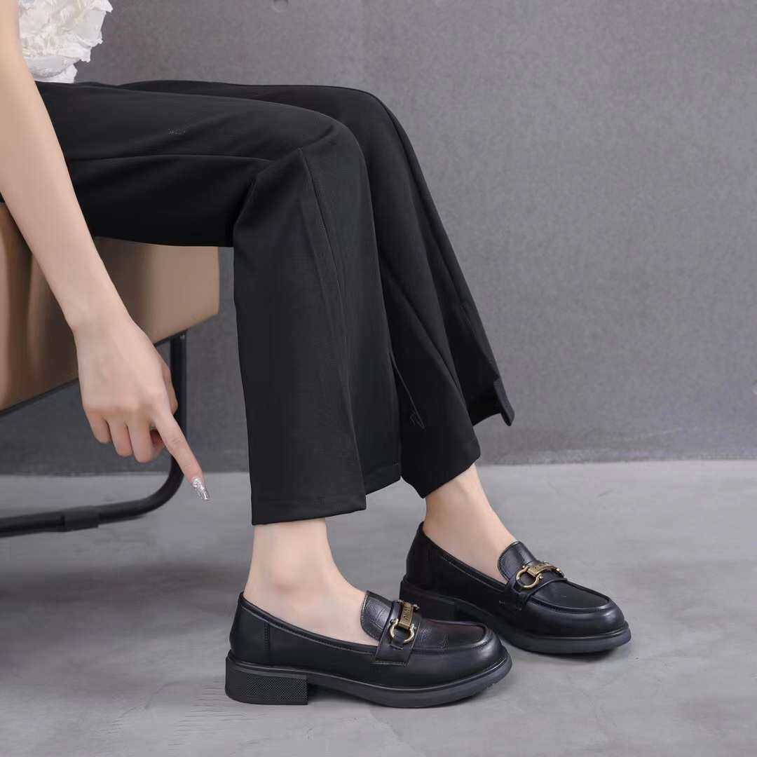 巨日软皮暗鳄鱼纹女鞋2023秋款小皮鞋2433236一字金色扣低跟单鞋