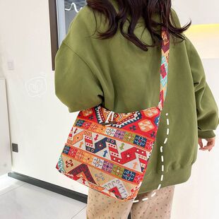 源创马鞍包文艺新款单肩韩版原宿时尚斜挎大包绣花女包休闲民族风