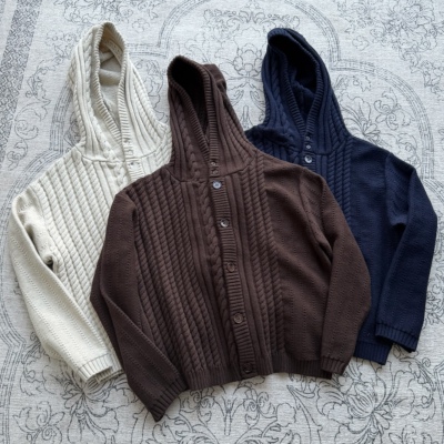 不规则绞花纽扣连帽羊毛外套