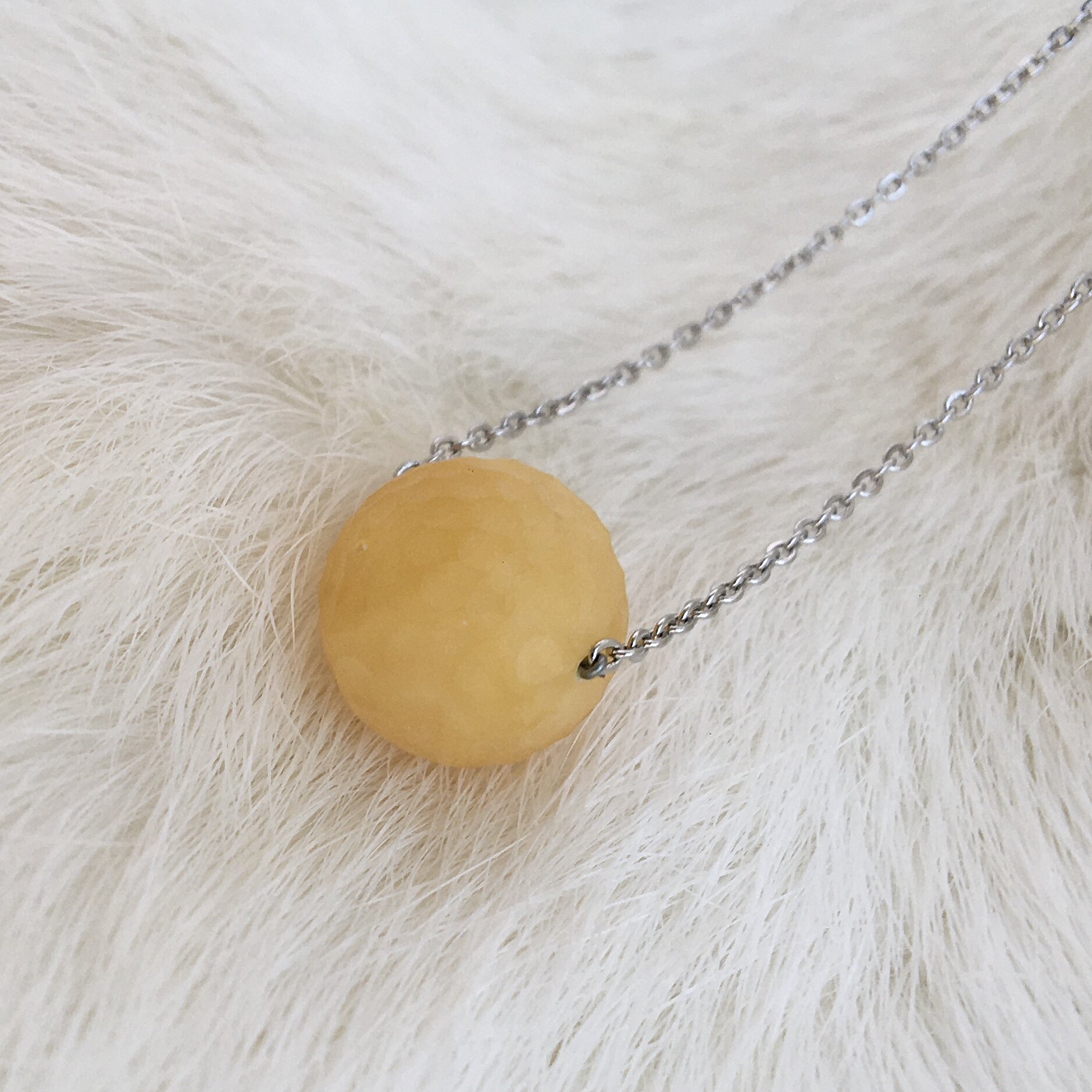 进口白花浓蜜蜡鸡油黄独特锤纹磨砂圆珠路路通吊坠颈链节日礼物