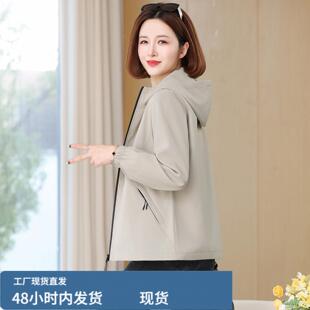 今年的妈妈短款外套女春秋2026新款时尚休闲宽松连帽夹克风衣薄款
