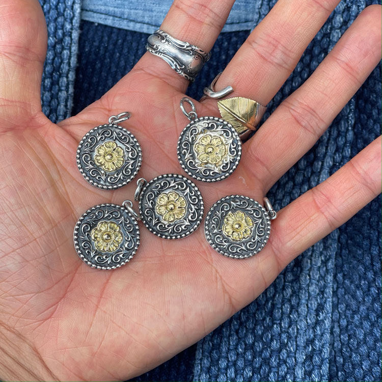 Dear Blossom日本手打 18K金蔷薇花3D 高肉立体唐草银饼项链吊坠