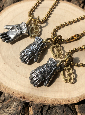 复古闪电手套指虎挂件项链吊坠