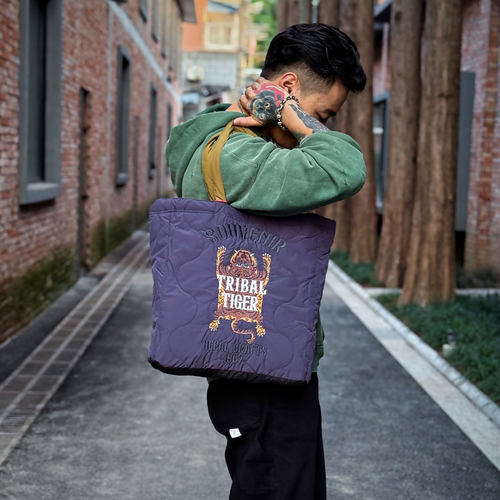 KRIFF MAYER 百搭丑虎纪念品刺绣薄夹棉户外衍缝复古手提托特包