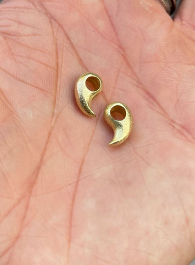 日本手工18K金实心勾玉复古吊坠