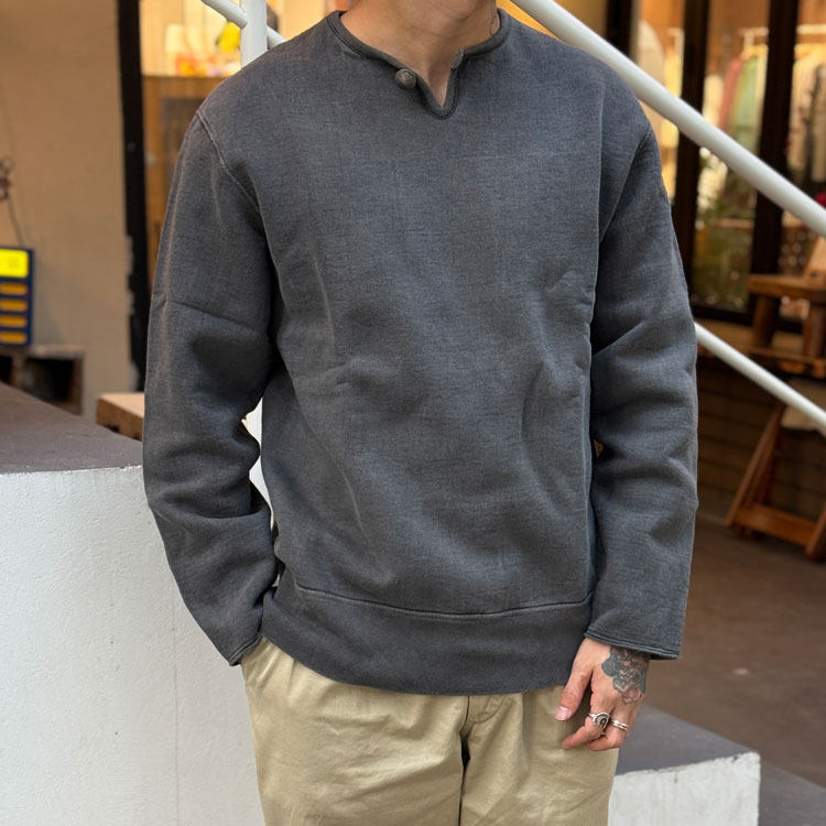 BARNS联名BW古董币纽扣Y领无缝桶织超重磅复古植物染套头卫衣