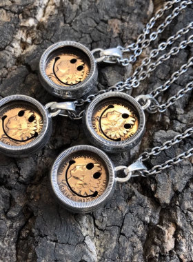 银币+笑脸铜币包裹式吊坠项链